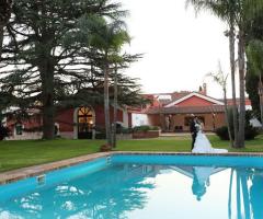 Torre Giulia - Gli sposi presso la piscina