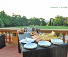 Aperitivo in terrazza durante il ricevimento di matrimonio