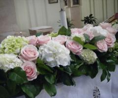 Allestimento floreale cerimonia religiosa