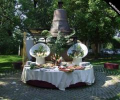 Allestimento del tavolo del buffet nuziale