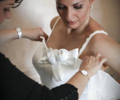 Trucco dei colori della terra e capelli raccolti