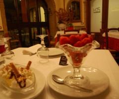 Fragole e dolce al cucchiaio