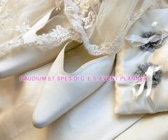 Scarpe per la sposa e cuscino porta fedi per il matrimonio