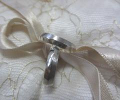 Fedi nuziali satinate dalla forma squadrata