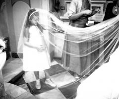 Foto della damigella che si copre con il velo