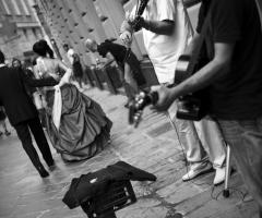 Foto degli sposi per le strade della città