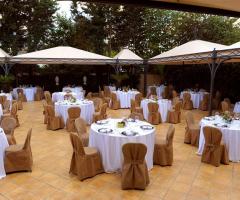 Villa Esperia - Allestimento dei tavoli del ricevimento all'aperto