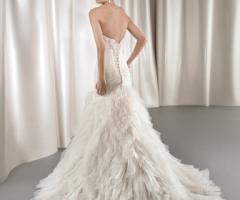 Katia Atelier - Abito da sposa con profondo scollo sul dorso e gonna voluminosa