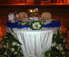 Donì Banqueting & Catering - Il tavolo degli sposi con dettagli in blu