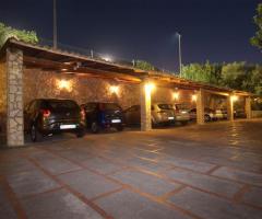 Parcheggio esterno dell'Agriturismo La Perciata a Siracusa