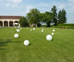 Allestimento del giardino con sfere