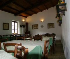 Ampia sala interna per ricevimento di matrimonio presso l'Agriturismo Villa Mirto