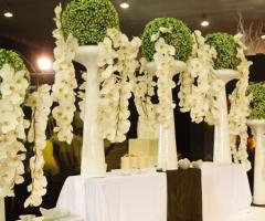 Bowls e cascate di fiori bianchi