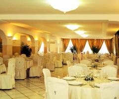 Tavoli apparecchiati pronti per un ricevimento