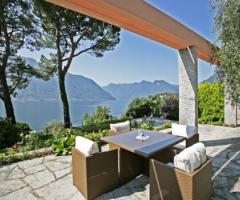 Salottino all\'aperto a Villa Leoni per l\'aperitivo di matrimonio