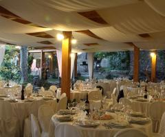 La tettoia ed i tavoli allestiti