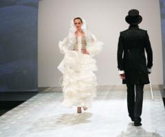 Sfilata con abiti da sposo e sposa