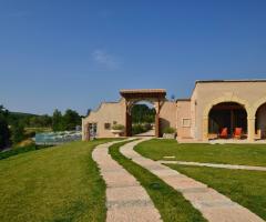 Il giardino della villa principale: location ideale su una terrazza naturale a picco sulle vigne