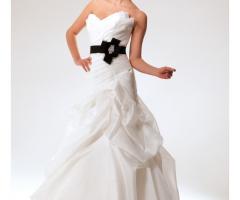 Abito con cinta nera