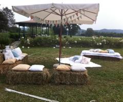 Allestimento del giardino per un matrimonio country