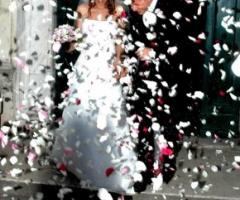 Lancio di riso e petali agli sposi