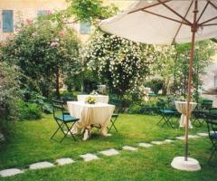 Ricevimento di matrimonio in giardino