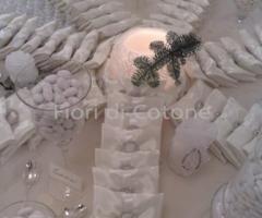 Il tavolo dei confetti e delle bomboniere di nozze