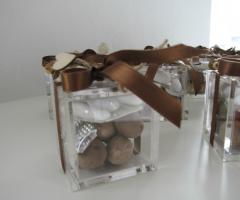 Scatola in plexiglass con noce moscata per matrimonio