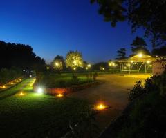 Giardino illuminato per un matrimonio serale
