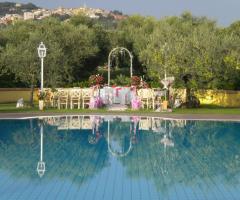 Il tavolo di nozze a bordo piscina