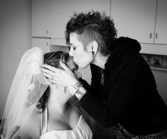 Fotografia in stile reportage della sposa con un'amica