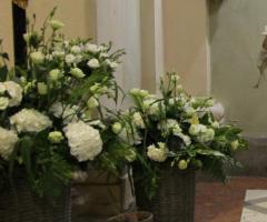 Allestimento floreale bianco per la cerimonia di nozze