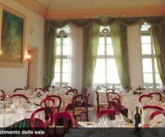 Allestimento della sala per il matrimonio