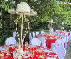 Allestimento dei tavoli per il matrimonio sui toni del rosso