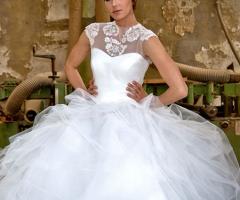 Abito da sposa con ricami sullo scollo