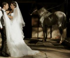 Abbraccio sposi al maneggio