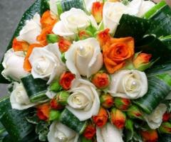 Bouquet di rose arancio e bianche per la sposa