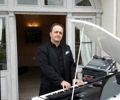 Roberto Ronco Violinista - Pianista cantante specializzato per i ricevimenti nuziali