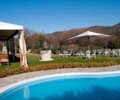 Ricevimento di nozze a bordo piscina