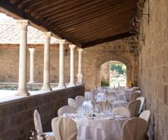 Tavoli del matrimonio nel chiostro