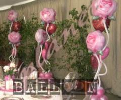 Decorazione per ristorante con palloncini ad elio a tema floreale Rose