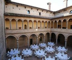 Il banchetto di nozze all'esterno, nel loggiato del Castello di San Pietro