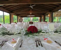 Allestimento della sala coperta per il vostro ricevimento di matrimonio