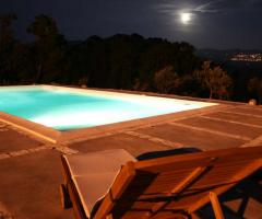 La suggestiva piscina della Masseria Acque di Palermo