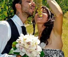 Sposi che mangiano uva