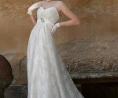 Vestito da sposa con scollo a cuore e ricami in pizzo