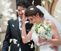 Valentina Valente Fotografa - Lancio di petali bianchi dopo la cerimonia