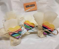 Unsolomondo Bomboniere Solidali - Cuori porta foto arcobaleno in pietra saponaria - Kenya