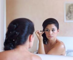 Make up  wedding davanti lo specchio