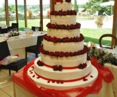 Torta multipiano circolare con rose